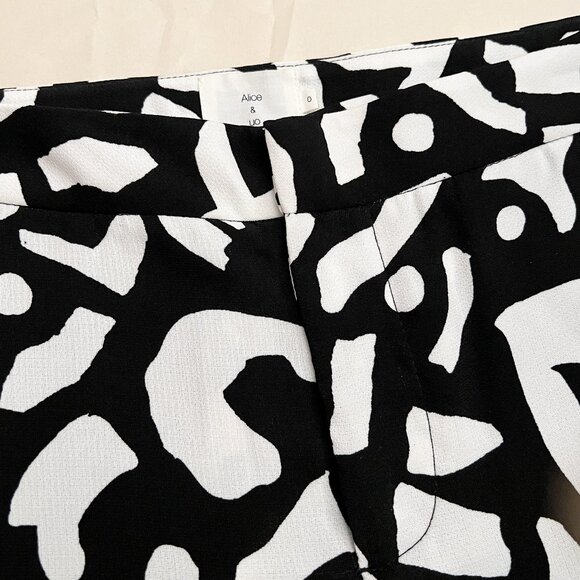 NWOT Urban Outfitters Alice & UO Black & White Patterned Shorts Size 0 - Picture 3 of 14